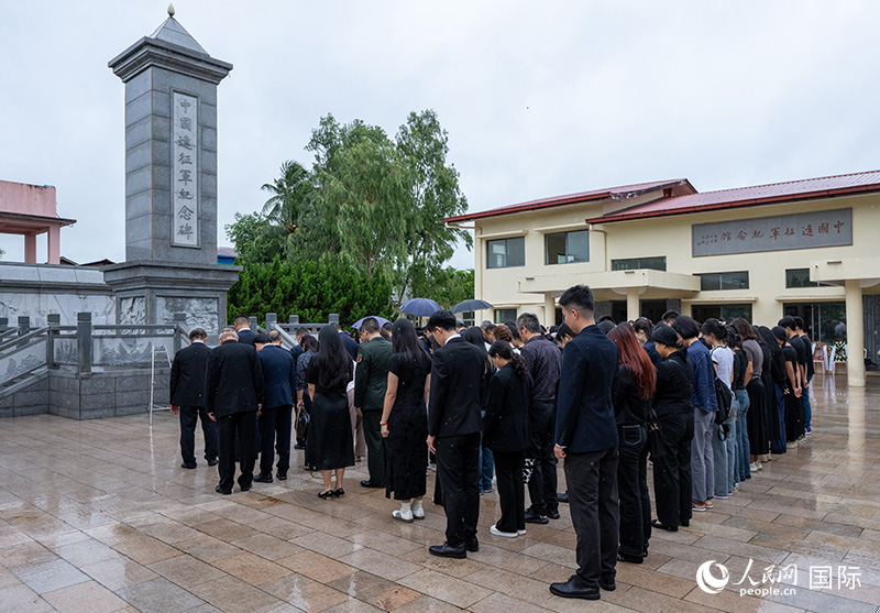 全體人員在中國遠征軍紀念碑前默哀追思。人民網記者謝佳君攝